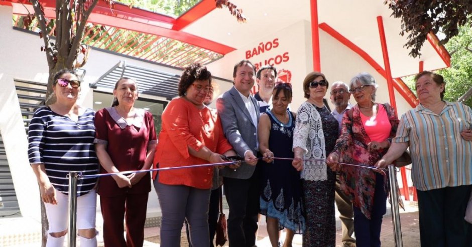 El alcalde de Talca, Juan Carlos Díaz Avendaño junto a vecinos del sector Las Heras, inauguraron los servicios higiénicos públicos.