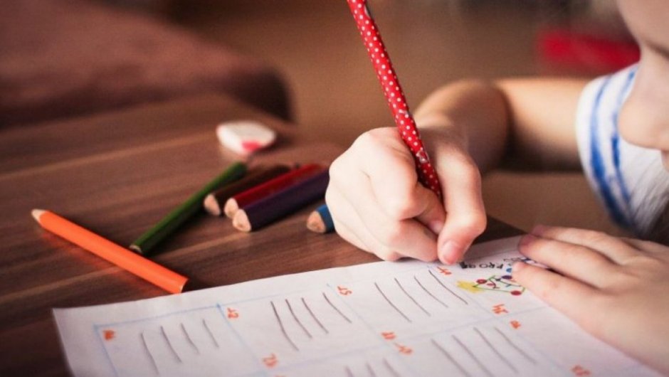 El pequeño escribió una conmovedora carta en la que pedía una pelota y un trabajo para su papá. (Imagen referencial).