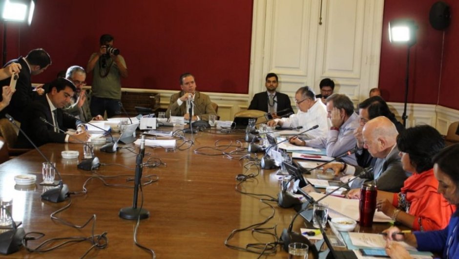 Comisión de Constitución del Senado despachó límite a reelección de autoridades electas con efecto retroactivo.