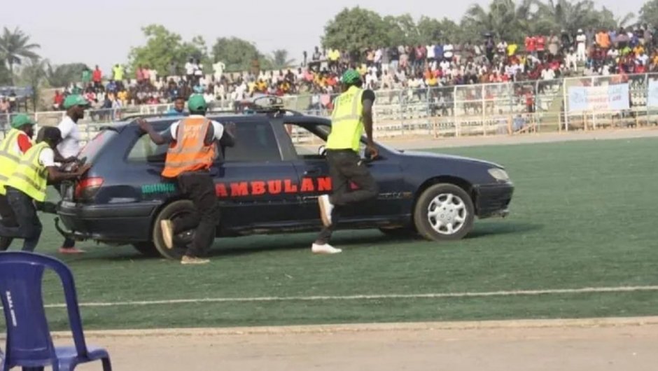 El auto-ambulancia  no pudo prestar la ayuda necesaria a Chineme Martins (foto: @bj_media).