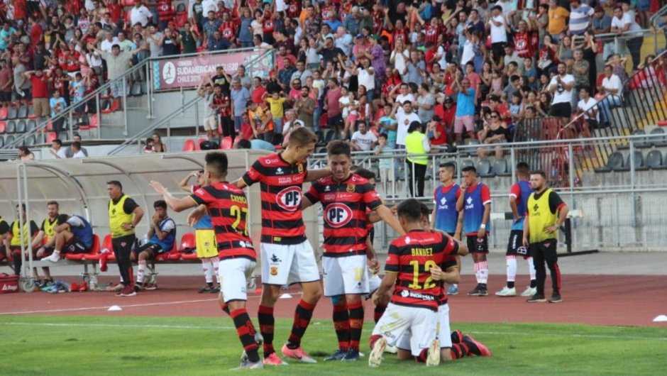 Equipo de Rangers en el Estadio Fiscal de Talca. (Foto: @Rangersdetalca_).