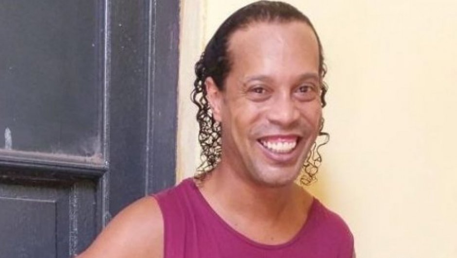 La primera imágen que se vio a Ronaldinho desde la prisión en Paraguay, donde cumplió dos semanas.