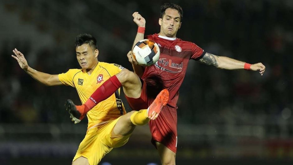 Matías Jadue jugaba en el Ho Chi Minh City de Vietnam (rojo). 