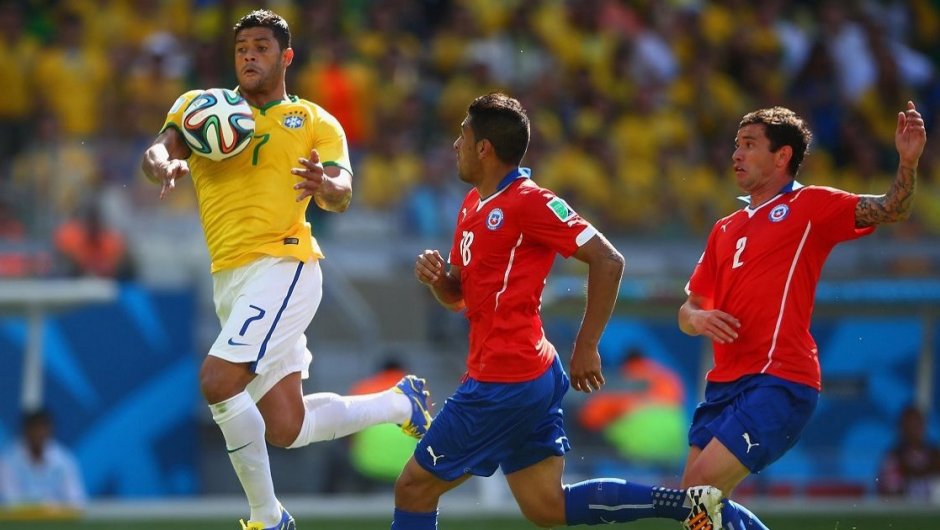 Hulk disputó el recordado encuentro entre Brasil y Chile en el Mundial de ese país en 2014 y Claudio Bravo le tapó un penal. 