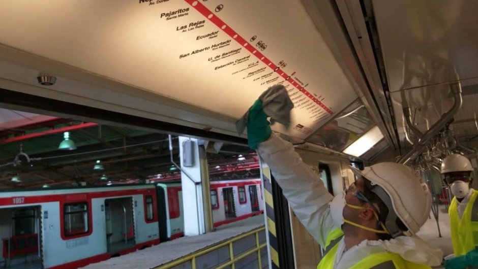 Imagen de contexto de sanitización del Metro de Santiago. 