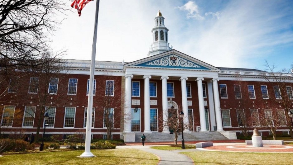 Frontis de la Universidad de Harvard en Estados Unidos. 