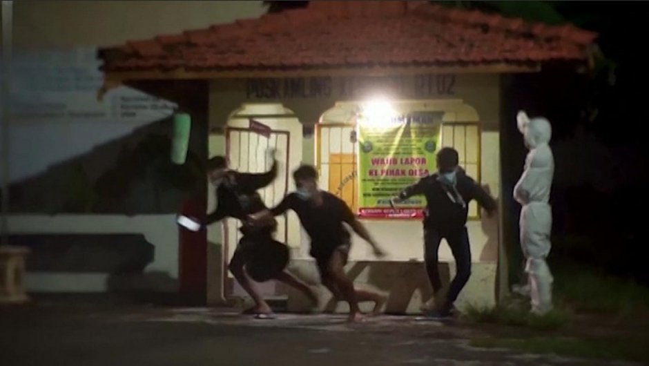 Los jovenes hacen patrullajes sorpresas para evitar que la gente esté en la calle. (Foto: captura de pantalla). 