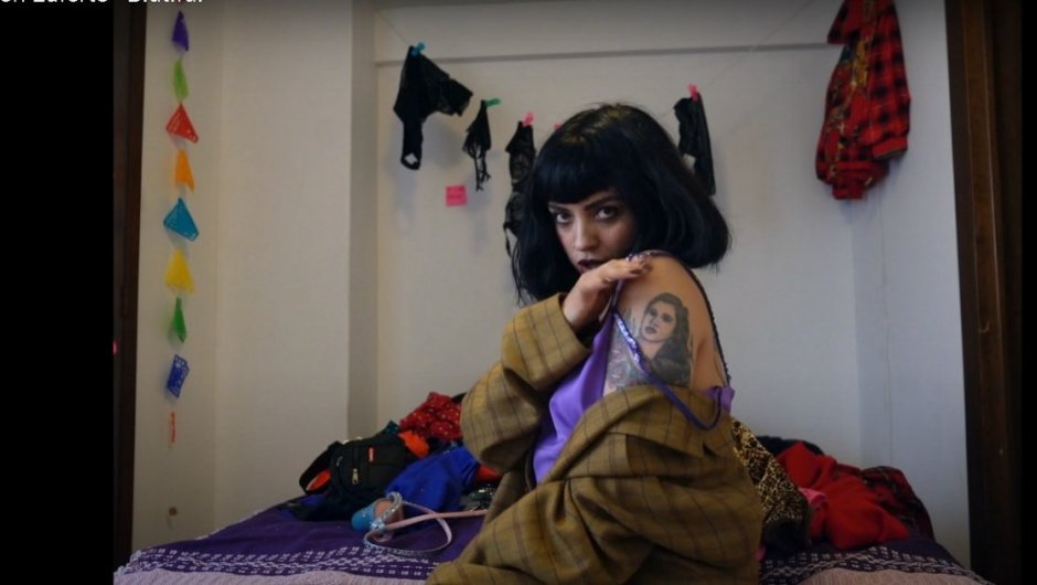 Mon Laferte lanza su nueva canción "Biutiful" desde su habitación. (Foto: Captura de pantalla). 