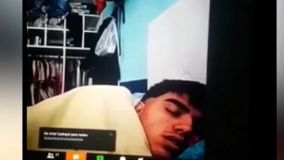 Captura de pantalla del video que muestra al joven durmiendo. 