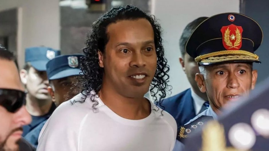 Ronaldinho Gaucho dejando el Penal Agrupación Especializada de Paraguay. (Foto: EFE).