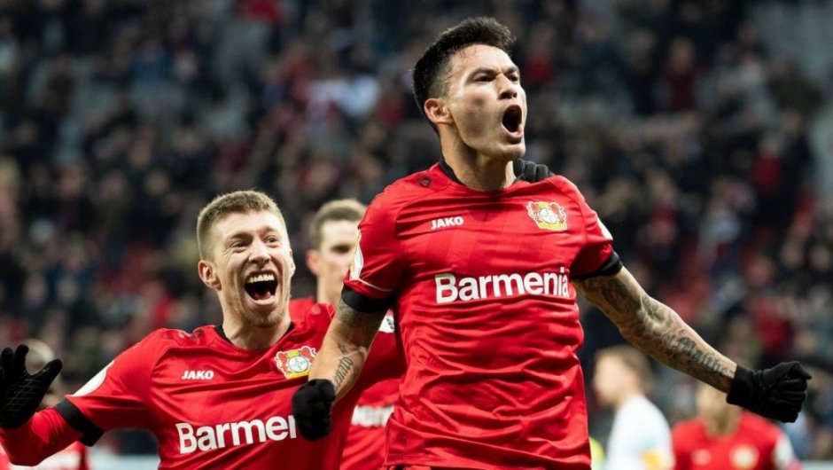 Charles Aránguiz tras convertir un gol por el Bayer Leverkusen. (Foto: Reuters).