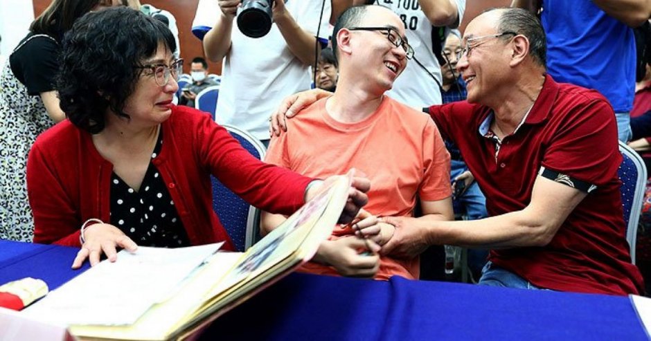 El hombre y sus padres vivieron un emotivo encuentro (Foto: AFP)