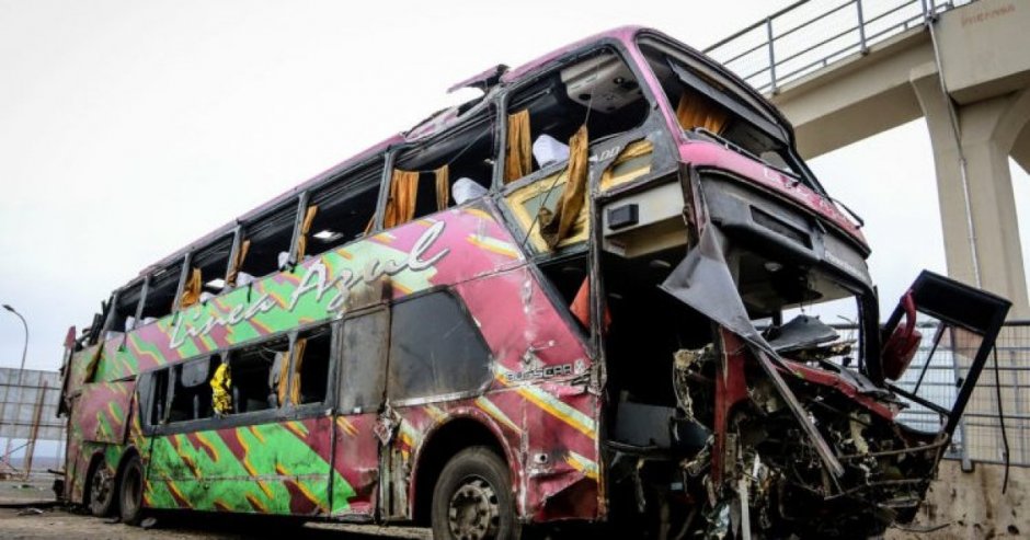 Bus de la empresa Línea Azul tras el accidente en Mostazal.