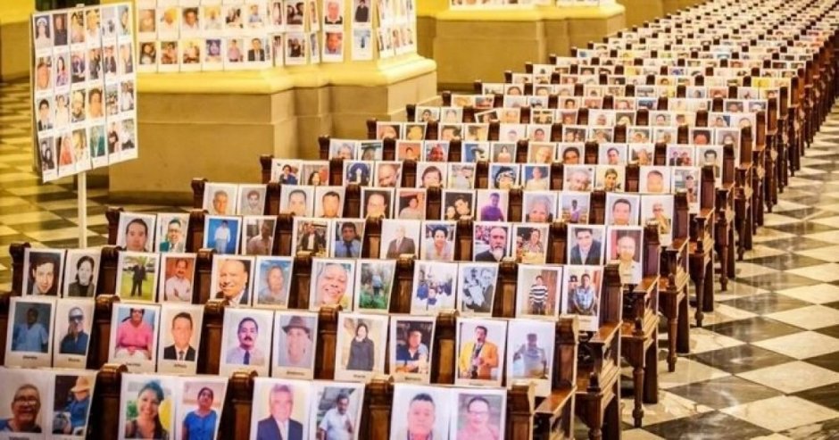 Las bancas y muros de la catedral tenían fotos con el nombre de los fallecidos por la pandemia (Foto:Emol)