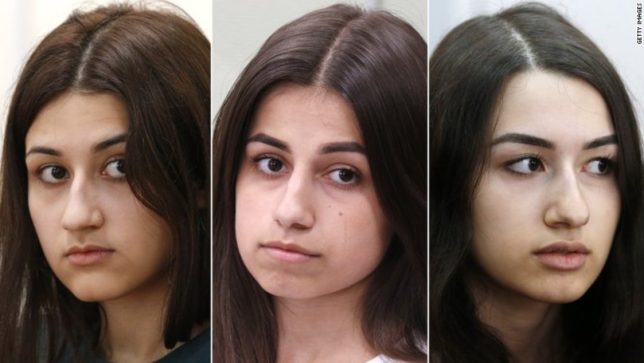 De izquierda a derecha, Krestina, Angelina y Maria Khachaturyan, en una corte de Moscú el 26 de junio de 2019.