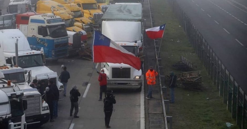 El pasado jueves a las 00:00 hrs comenzó el paro nacional de camioneros convocado por la Confederación Nacional del Transporte de Carga Terrestre de Chile (CNTC).