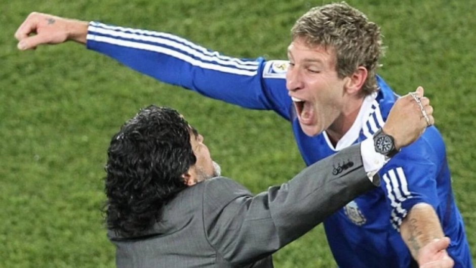 Martín Palermo celebrando un gol en el Mundial junto a Diego Maradona. (Foto: @IosuMardones10). 