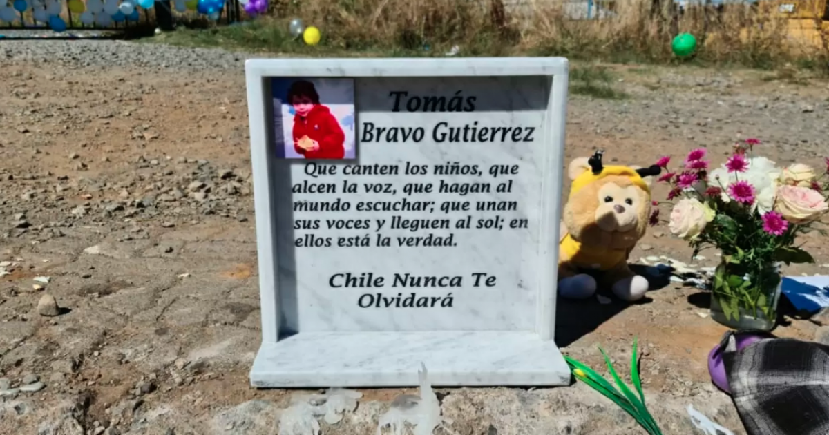 Hombre viajó desde Curicó con lápida de mármol para despedir a Tomás en