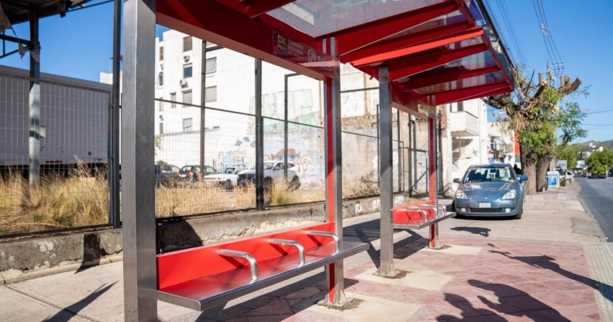 Con millonaria inversión: Inicia renovación de 216 paraderos en Talca con paneles solares y carga USB