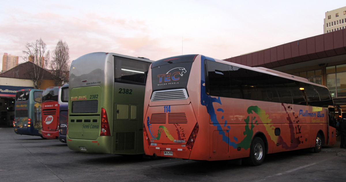 Alerta por posible alza en pasajes de buses: Gremio advierte impacto de hasta $2.000 por viaje