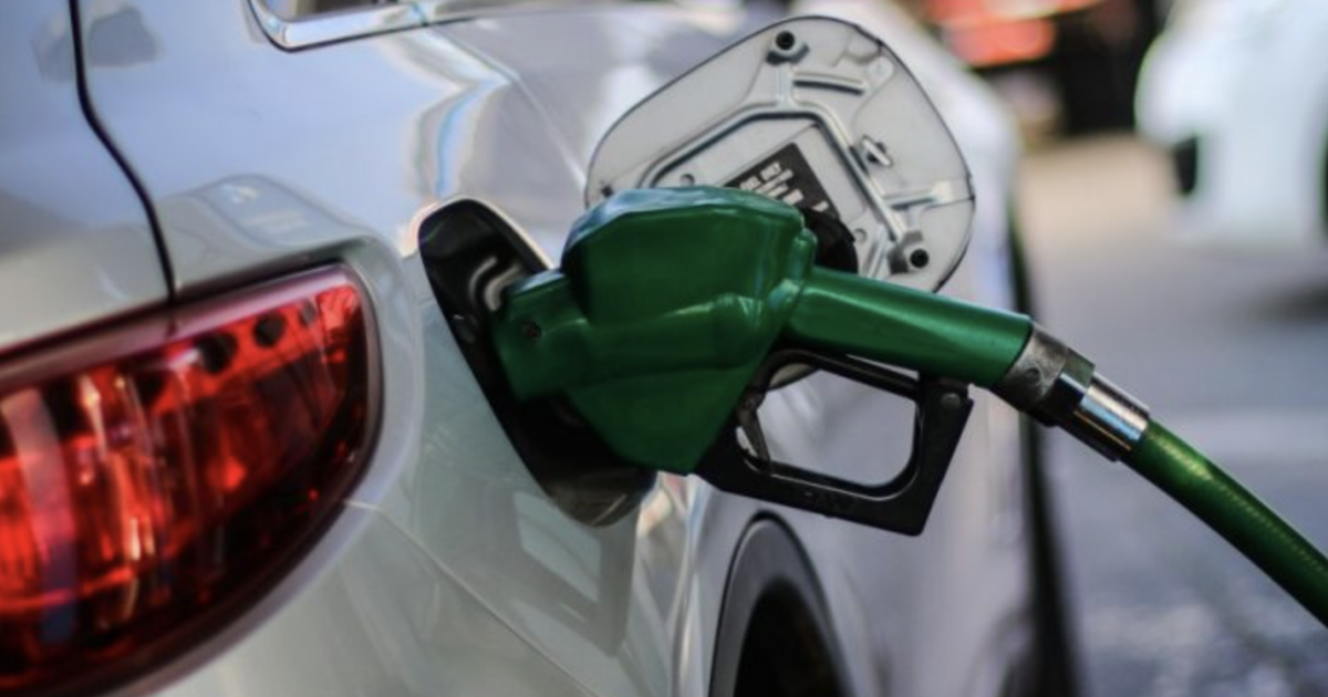 ¿Cómo obtener el descuento de $300 por litro en bencina? Supermercado anuncia beneficio ante alza de precios