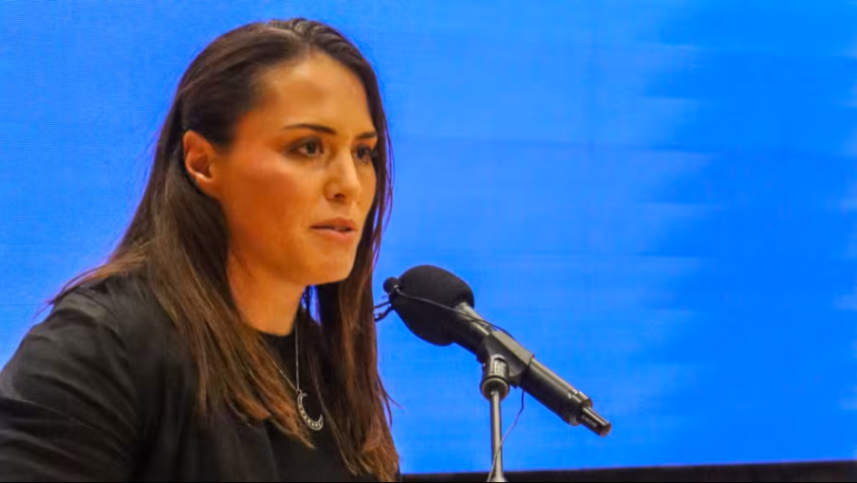 Ministra Duco genera controversia: se disculpa, pero respalda sus dichos