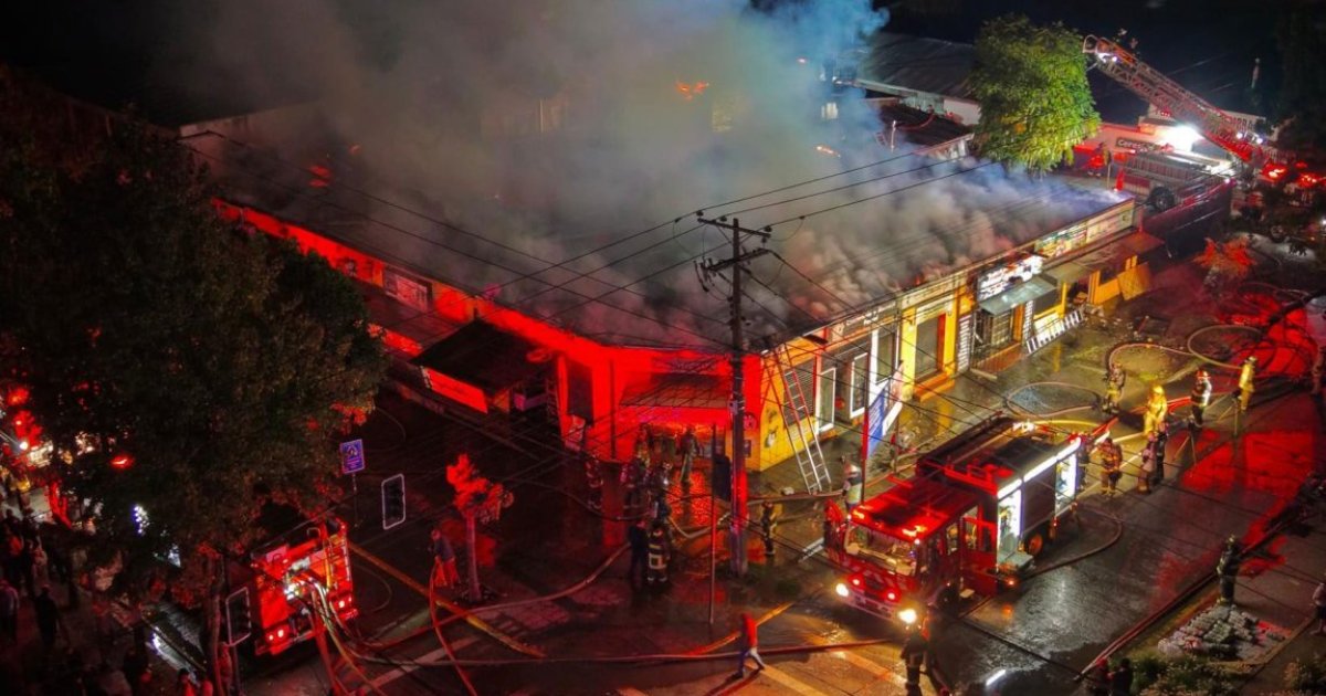 Confirman cuantiosos daños: Incendio en Parral afectó a diez locales comerciales y una vivienda