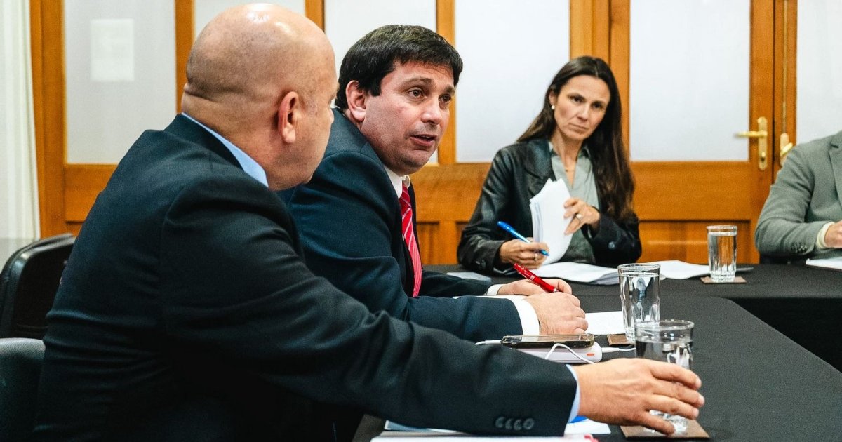 Delegado presidencial lidera mesa de emergencia por crisis de remolacheros y arroceros en el Maule